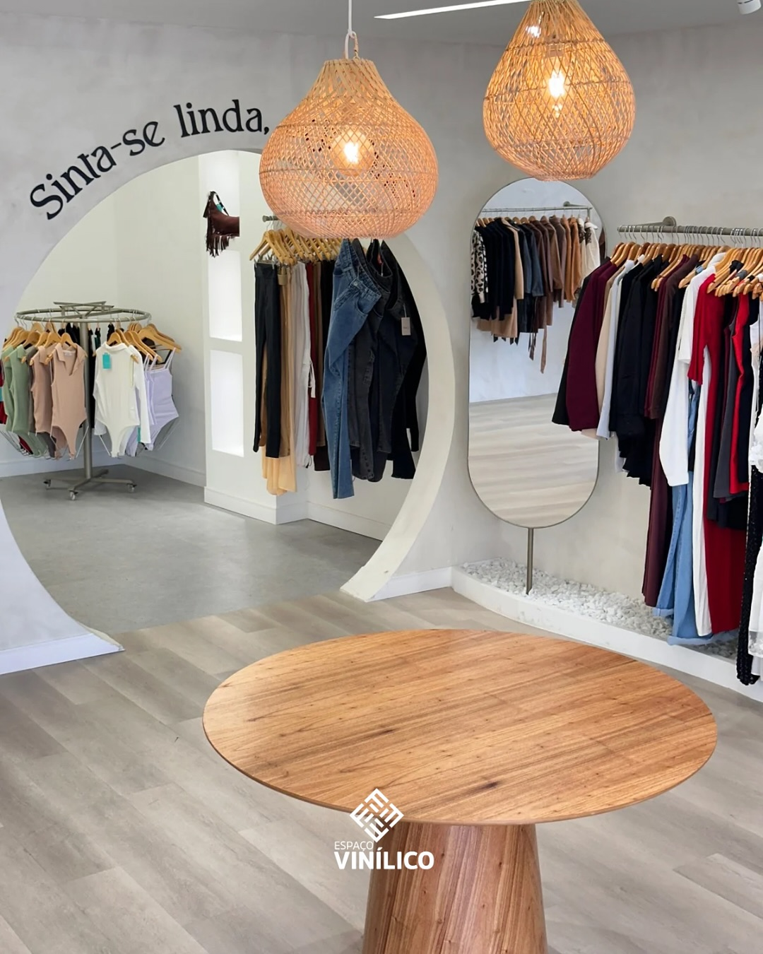 Piso vinílico instalado em boutique comercial com acabamento de alto padrão