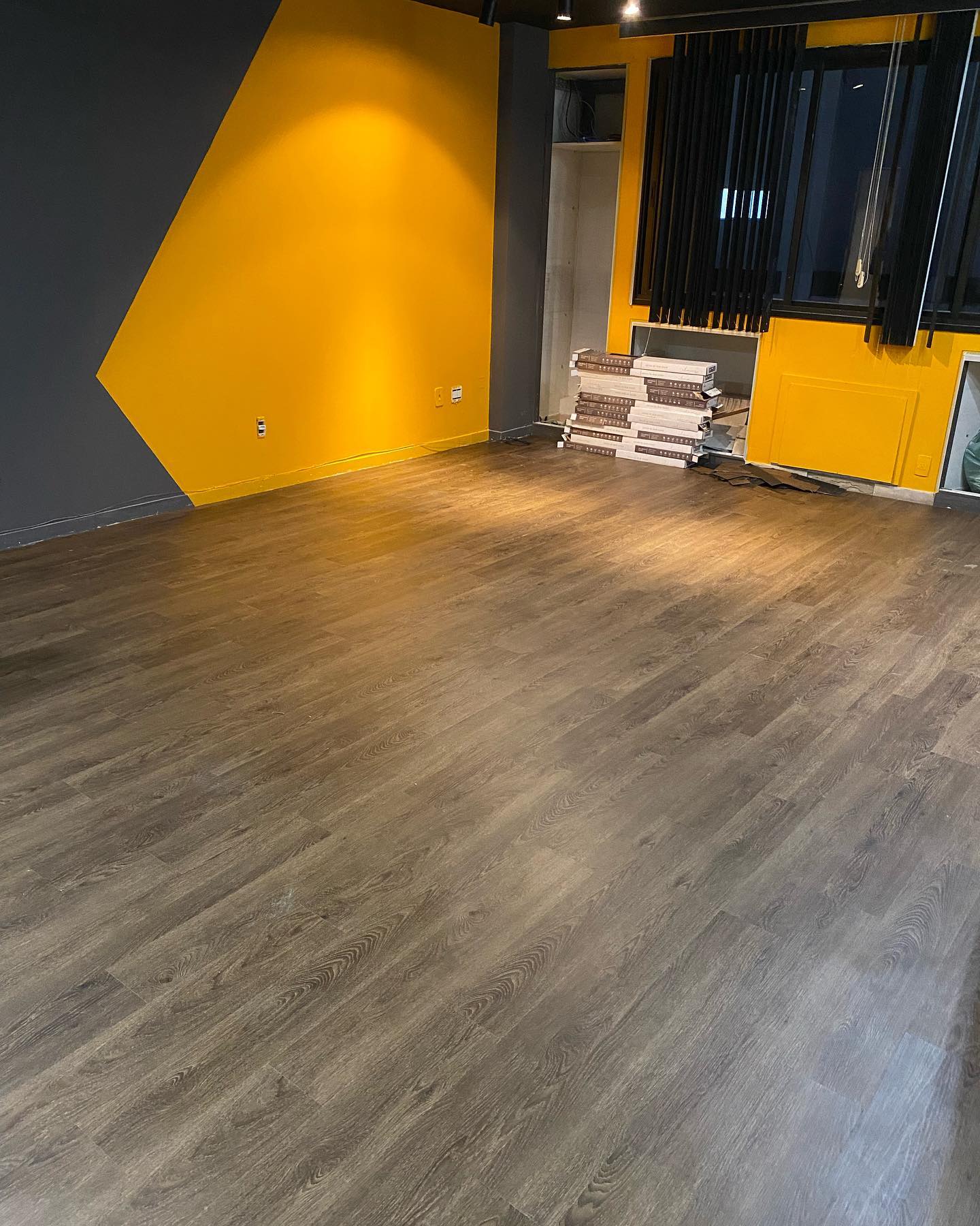 Obra de instalação profissional de piso vinílico Espaço Vinílico