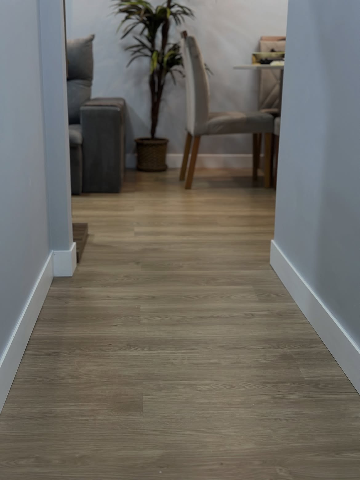 Piso vinílico amadeirado em entrada residencial com acabamento perfeito